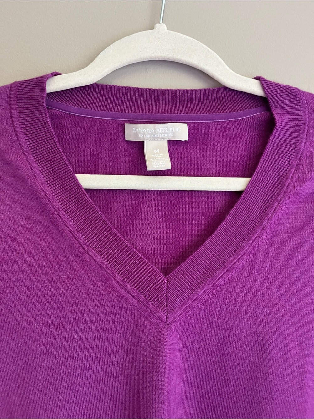 Banana Republic 100% Fine Merino Wool V-Neck Purple/ Magenta Sweater size medium - Picture 4 of 14
